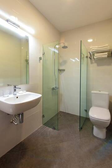 Фото номера Стандартный трехместный номер Отель Vardzia Resort г. Вардзиа 3